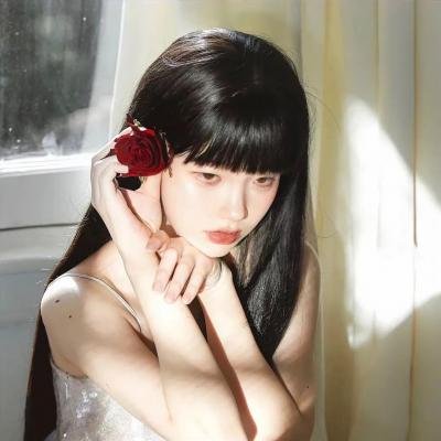 戴流苏耳环的少女